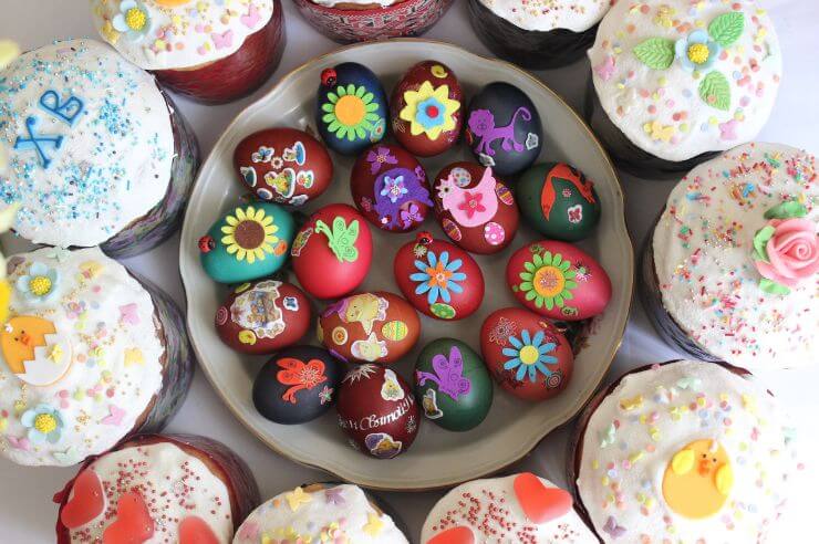 Easter Eggs Cakes arranged in a circle with a bowl in the centre with dyed, colourful eggs in it