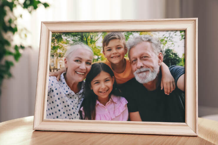 Marking the moment Picture frame with image of a family within