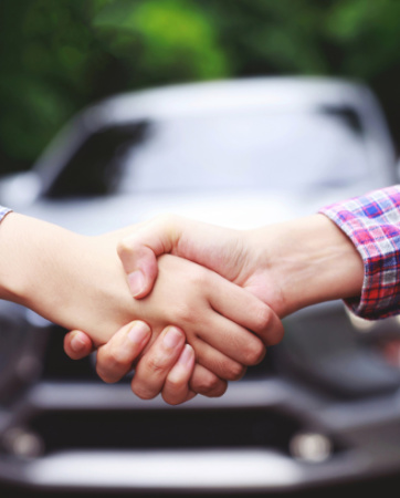 Two people shaking hands | Buying a used car | An Post Insurance